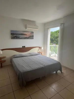 Un ou plusieurs lits dans un hébergement de l'établissement Les villas Maristella, résidence haut de gamme à deux pas de la mer