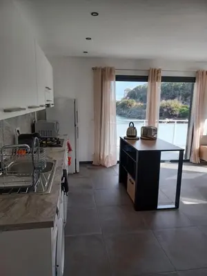 Cuisine ou kitchenette dans l'établissement APPARTEMENT CAP CORSE Marine de PIETRACORBARA BORD DE MER