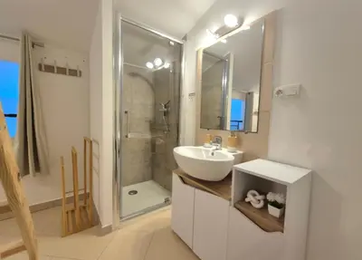 Salle de bains dans l'établissement Immo A2L Lozari