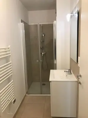 Salle de bains dans l'établissement Appt T4 Accès Plage, piscine privée, clim N3-4