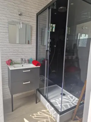 Salle de bains dans l'établissement Maison pour 4 personnes en bord de mer