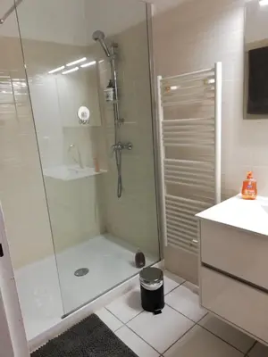 Salle de bains dans l'établissement Les pieds dans l'eau