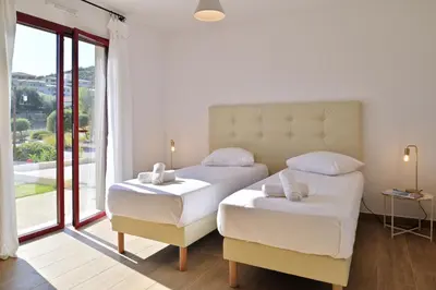 Un ou plusieurs lits dans un hébergement de l'établissement Résidence Les volets rouges - Duplex de standing avec piscine