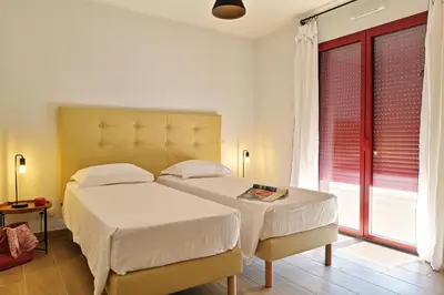 Un ou plusieurs lits dans un hébergement de l'établissement Résidence Les volets rouges - Duplex de standing avec piscine