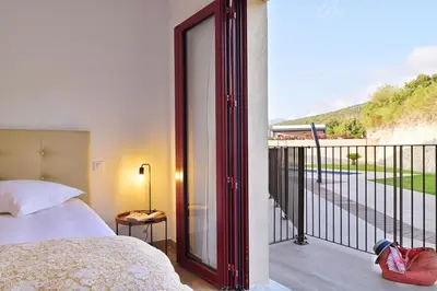 Balcon ou terrasse dans l'établissement Résidence Les volets rouges - Duplex de standing avec piscine