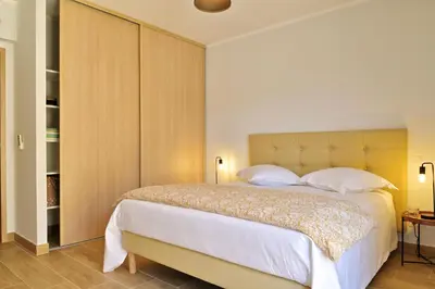 Un ou plusieurs lits dans un hébergement de l'établissement Résidence Les volets rouges - Duplex de standing avec piscine