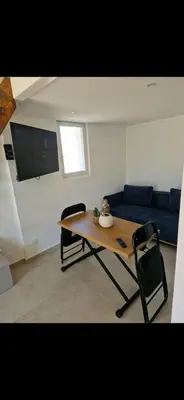 Télévision ou salle de divertissement dans l'établissement Appartement a 5min de la plage