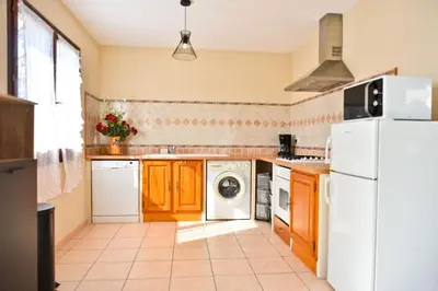 Cuisine ou kitchenette dans l'établissement Terrasse panoramique ensoleillée avec vue mer