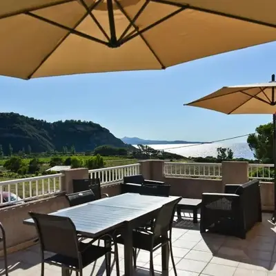Terrasse panoramique ensoleillée avec vue mer