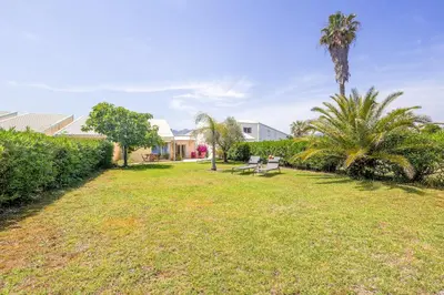 Jardin de l'établissement Palmeria - Maison climatisée accès direct plage