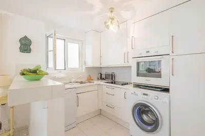 Cuisine ou kitchenette dans l'établissement Palmeria - Maison climatisée accès direct plage