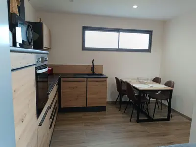 Cuisine ou kitchenette dans l'établissement Dume et Coco F2 55 M2 Vue mer