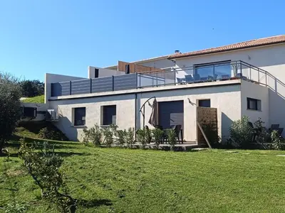 Jardin de l'établissement Dume et Coco F2 55 M2 Vue mer