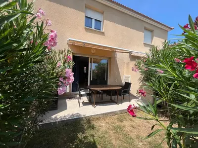 Jardin de l'établissement Corse villa T3 piscine