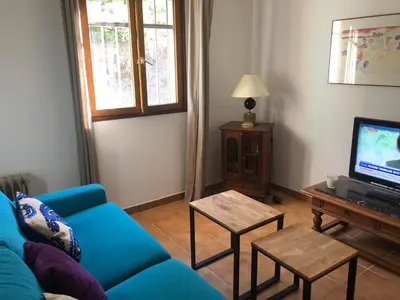 Télévision ou salle de divertissement dans l'établissement La corse entre plage et rivière