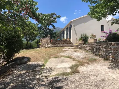 Jardin de l'établissement La corse entre plage et rivière