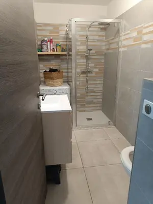 Salle de bains dans l'établissement Doume et Coco T1 30M2 Vue mer