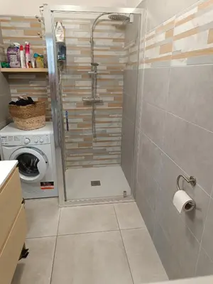 Salle de bains dans l'établissement Doume et Coco T1 30M2 Vue mer