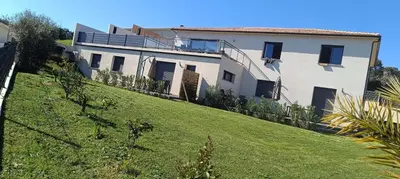 Jardin de l'établissement Doume et Coco T1 30M2 Vue mer