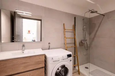 Salle de bains dans l'établissement Amicu - Appt climatisé vue mer