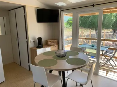 Télévision ou salle de divertissement dans l'établissement Mobil- home à Calenzana