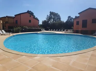 Piscine de l'établissement Maison en duplex dans résidence à 400m de la mer ou située à proximité