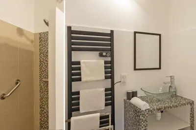 Salle de bains dans l'établissement Villa Jeanne