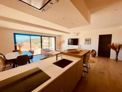 Télévision ou salle de divertissement dans l'établissement Villa Casa Damicella Bord de Mer avec Piscine