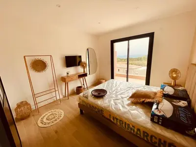 Un ou plusieurs lits dans un hébergement de l'établissement Villa Casa Damicella Bord de Mer avec Piscine