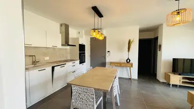Cuisine ou kitchenette dans l'établissement Appartement T3 A Marina 2 LUMIO
