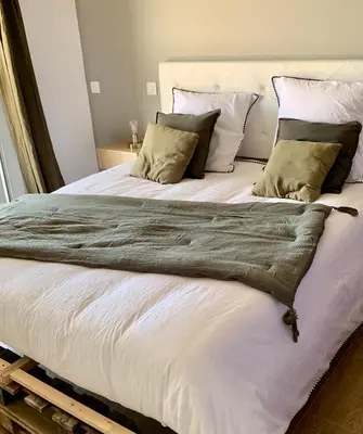 Un ou plusieurs lits dans un hébergement de l'établissement Chambre de charme AnghJjulina