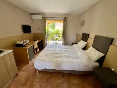 Un ou plusieurs lits dans un hébergement de l'établissement Studio confortable avec piscine
