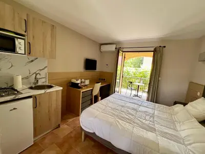 Cuisine ou kitchenette dans l'établissement Studio confortable avec piscine