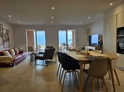 Télévision ou salle de divertissement dans l'établissement Appartement Chez Emma, le luxe en Bord de Mer by Monarca