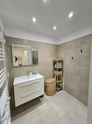 Salle de bains dans l'établissement Appartement Chez Emma, le luxe en Bord de Mer by Monarca
