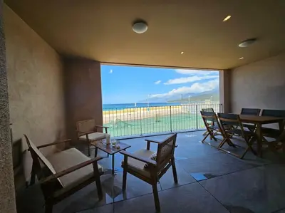 Balcon ou terrasse dans l'établissement Appartement Chez Emma, le luxe en Bord de Mer by Monarca