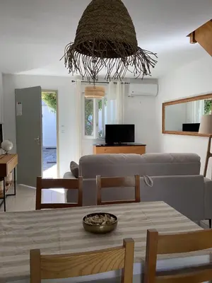 Télévision ou salle de divertissement dans l'établissement La BénéCIOLA, vue Mer, Box Fibre SFR, High Speed Internet