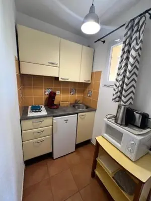 Cuisine ou kitchenette dans l'établissement Vistamare Locations avec Piscine saint florent