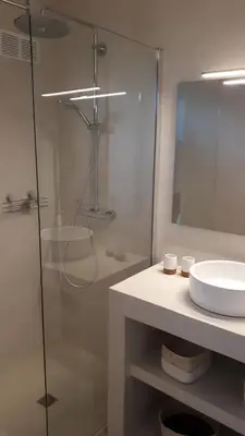 Salle de bains dans l'établissement Maison bord de mer Marine de San't Ambroggio