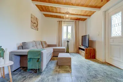 Télévision ou salle de divertissement dans l'établissement A Casetta - Maison climatisée avec piscine