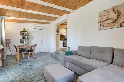 Coin salon dans l'établissement A Casetta - Maison climatisée avec piscine