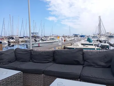Coin salon dans l'établissement belles chambres toutes équipées bord de mer gérance nouvelle