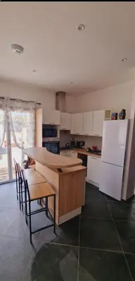 Cuisine ou kitchenette dans l'établissement Maison Vacance Proche De Calvi