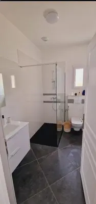 Salle de bains dans l'établissement Maison Vacance Proche De Calvi
