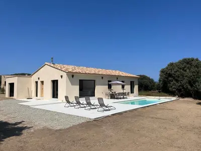 Piscine de l'établissement Casa Serena Plage de Lozari 5 kilomètres Ile Rousse 12 kilomètres ou située à proximité