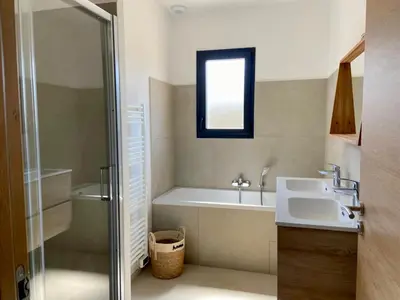 Salle de bains dans l'établissement Casa Serena Plage de Lozari 5 kilomètres Ile Rousse 12 kilomètres