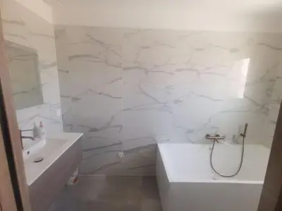 Salle de bains dans l'établissement Villa t4