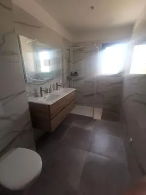 Salle de bains dans l'établissement Villa t4