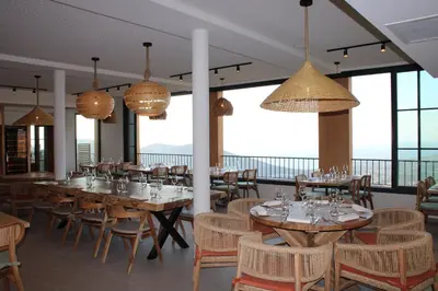 Restaurant ou autre lieu de restauration dans l'établissement Le Belvedere
