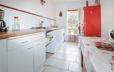 Cuisine ou kitchenette dans l'établissement Lovely Home In Vignale With Wifi